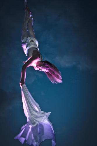 Julia Staedler - Luftakrobatin zeigt ausdrucksstarke akrobatische Figuren und beeindruckt durch waghalsige St&uuml;rze und Drehungen.