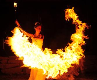 Lux Aeterna Feuer-Tanz-Theater pr&auml;sentiert stilvolle Feuershows mit faszinierender Feuerartistik, k&uuml;nstlerischem Tanz & Stelzenfiguren