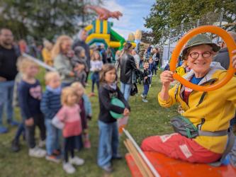 Clown Pipinelli verzaubert mit der Violine - Gabriele Janke