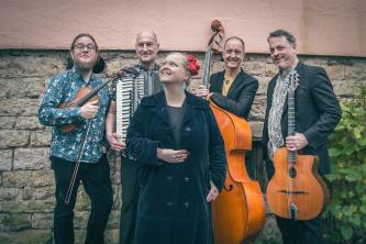 Uusikuu -wilde Mischung musikalischer Häppchen unter den Polarlichtern - Laura Ryhänen