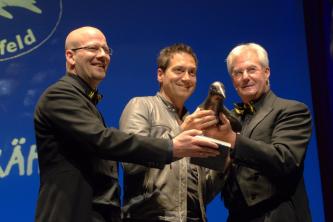 Kabarettpreis KREFELDER KRÄHE 2026, Nachwuchs/Wettbewerbspreis, Preisgeld 6.000€. Bewerbungsschluß 31.10.2025 - Philipp Schmitz