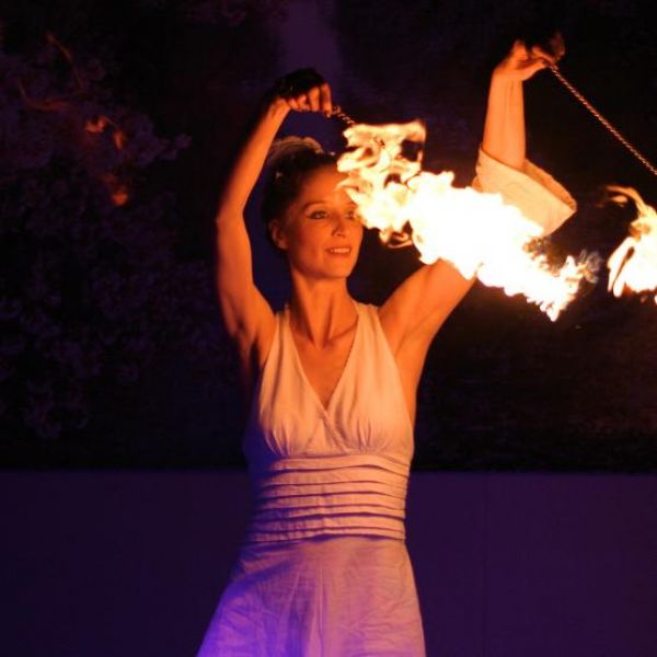 Lux Aeterna Feuer-Tanz-Theater - Anne Devries