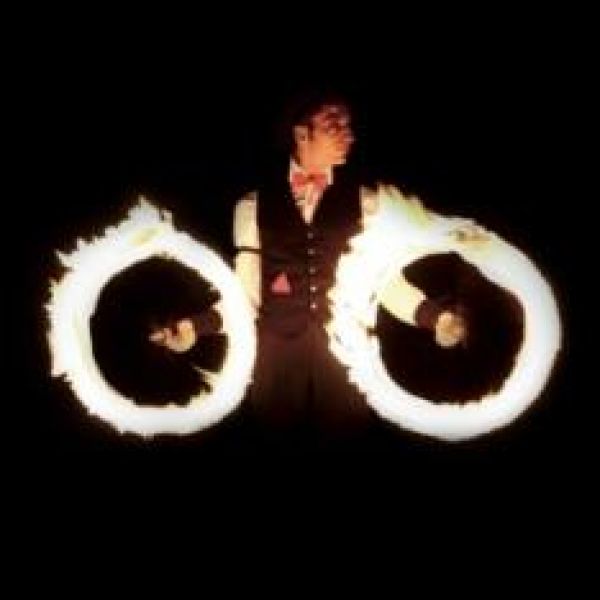 LOOOOP Feuershow und Lichtshow - Christina Lange