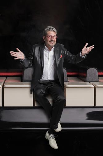 Musiker mit fundierten und fortgeschrittenen Klavierkenntnissen sind eingeladen, die Kunst der Improvisation klassischer Musik bishin zum Jazz zu vertiefen. Pianist, Entertainer, Improvosationskünstler