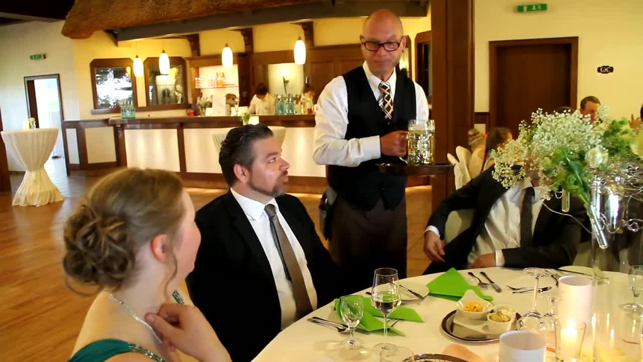 Spaßkellner Willi trinkt eine Fehlbestellung selber!