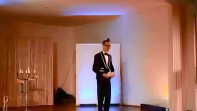 Balancen mit brennenden Kerzen