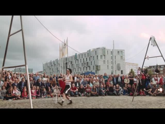 „THE BOXER“ - STREET PERFORMANCE Drahtseilakt voller Flüge und Sprünge, voller Tanz und Anmut, zartem Humor und