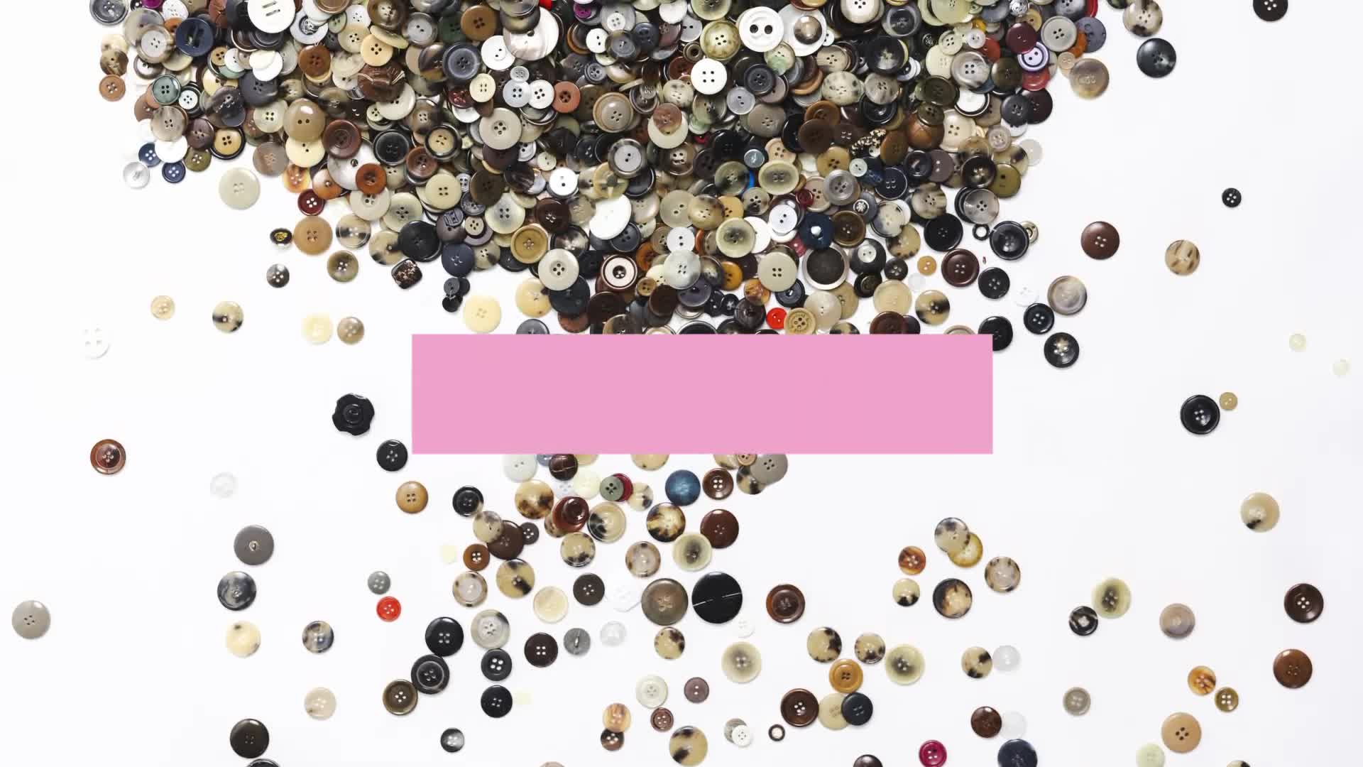 Juliette Eröd in einer 6-tägigen Installation mit 300.000 Knöpfen